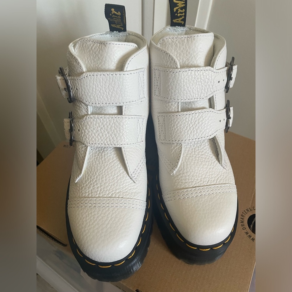 Dr. Marten Devon Flower Boots in White - women’s size 7. - Picture 4 of 10